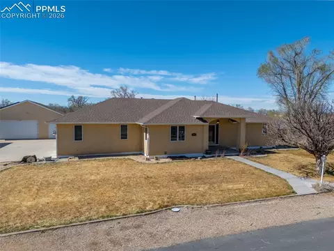 1079 Lynn Dr, Pueblo, CO 81006