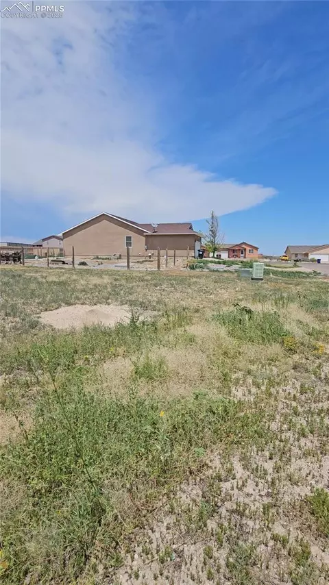 385 E Larchmont Dr, Pueblo, CO 81007