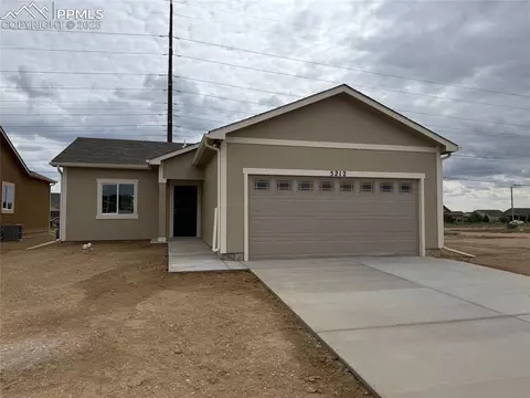 5212 Gannet Ln, Pueblo, CO 81008