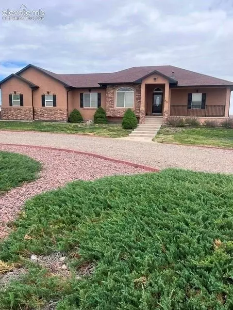 777 E Woodleaf Dr, Pueblo, CO 81007