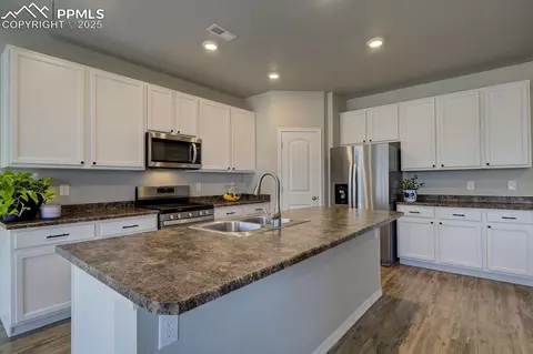 Kitchen - 10144 Bluffstone Ct, Peyton, CO 80831 photo 5 of 5
