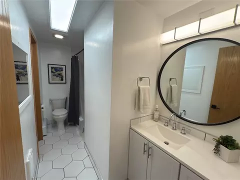 Bath - 370 E La Bonte St #C, Dillon, CO 80435 photo 1 of 4