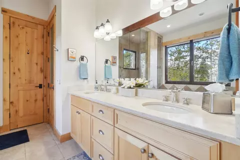 Bath - 440 Two Cabins Dr, Silverthorne, CO 80498 photo 2 of 5