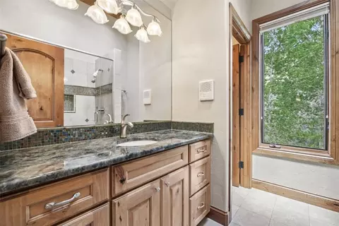 Bath - 17 James Ct, Dillon, CO 80435 photo 6 of 11