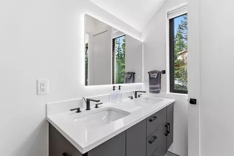 Bath - 331 Doris Dr, Blue River, CO 80424 photo 7 of 9
