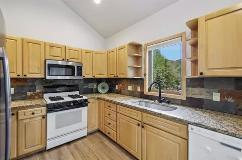 Kitchen - 1100 Mesa Dr, Silverthorne, CO 80498 photo 4 of 4