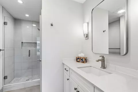 Bath - 50 W 3rd St #50B, Silverthorne, CO 80498 photo 5 of 9