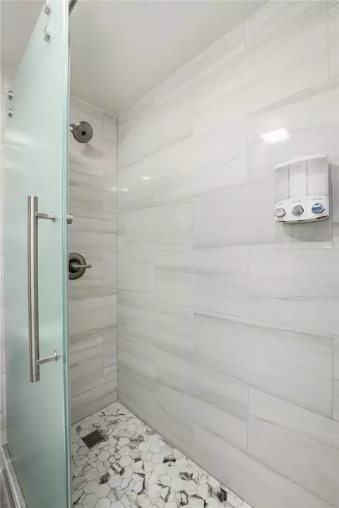 Bath - 370 E La Bonte St #E, Dillon, CO 80435 photo 2 of 2