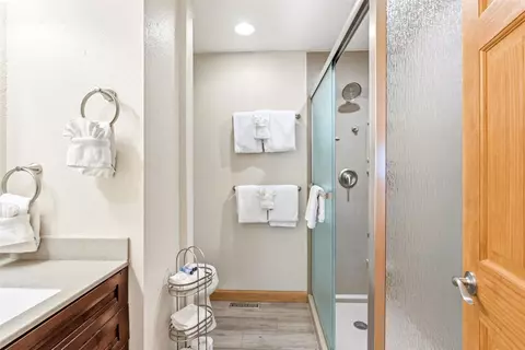 Bath - 10500 Ryan Gulch Rd #J-104, Silverthorne, CO 80498 photo 2 of 3