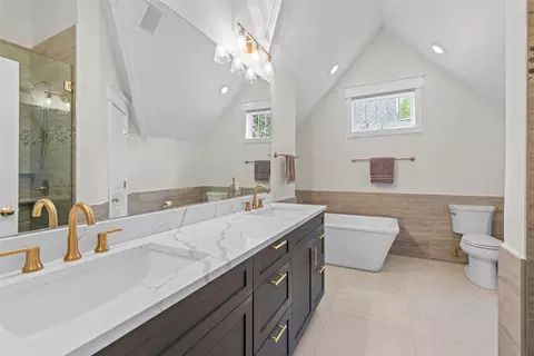 Bath - 304 N Main St #H1, Breckenridge, CO 80424 photo 2 of 4