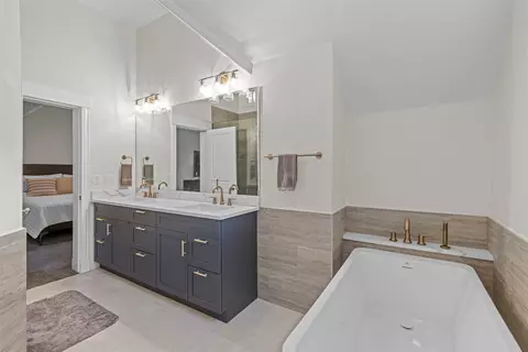 Bath - 304 N Main St #H1, Breckenridge, CO 80424 photo 3 of 4