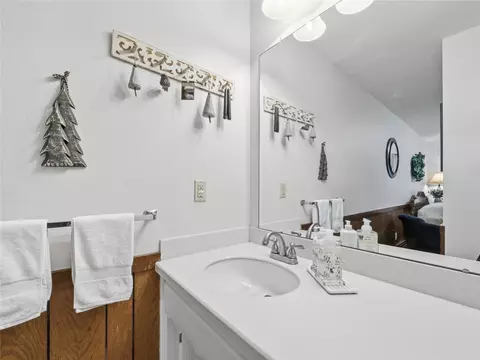 Bath - 176 E La Bonte St #101, Dillon, CO 80435 photo 5 of 6