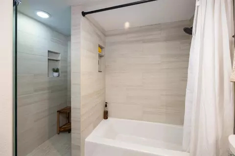Bath - 176 E La Bonte St #A-306, Dillon, CO 80435 photo 1 of 3