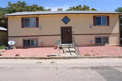 1529 Oakshire Ln, Pueblo, CO 81001