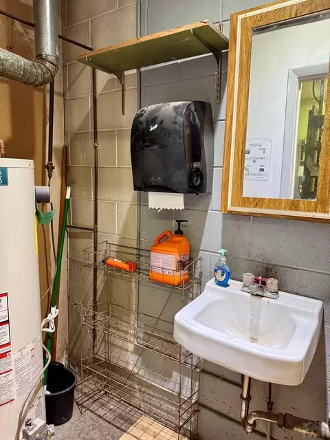 Bath - 214-220 Ash Ave, La Junta, CO 81050 photo 5 of 6