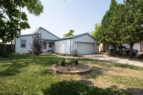 14 Crested Hill Ct, Pueblo, CO 81008