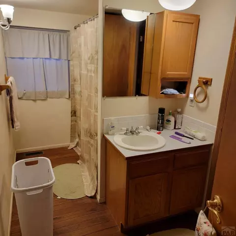 Bath - 307 W Beech St, Lamar, CO 81052 photo 5 of 7