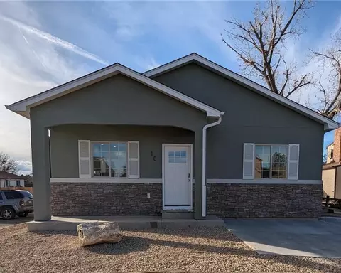 10 Heatherwood Ln, Pueblo, CO 81008