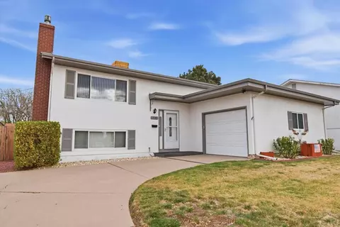 2130 Oakwood Ln, Pueblo, CO 81005