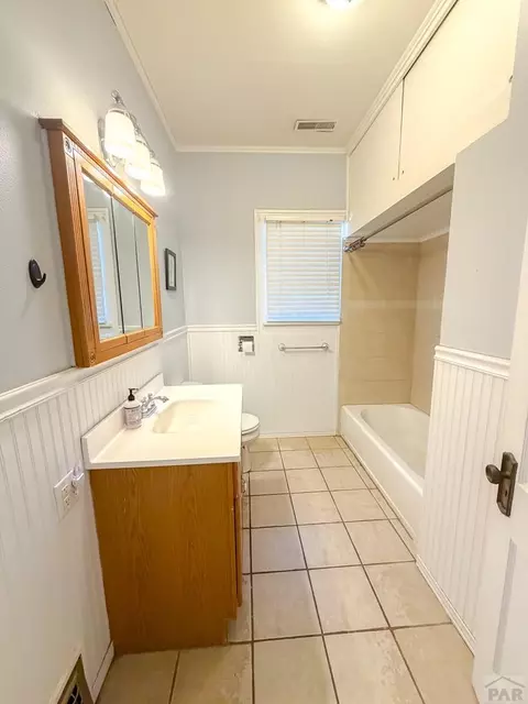 Bath - 809 Belleview Ave, La Junta, CO 81050 photo 1 of 3