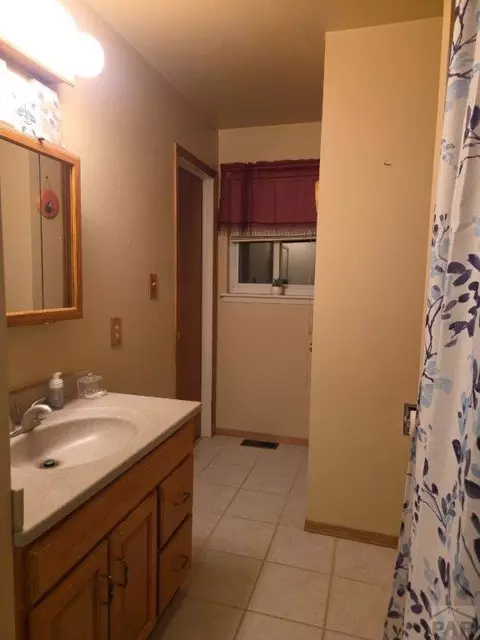 Bath - 400 Oak Rd, Lamar, CO 81052 photo 2 of 4