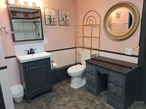 Bath - 649 E 10th Ave, Springfield, CO 81073 photo 1 of 2