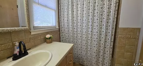 Bath - 79 Mayhew Dr, Lamar, CO 81052 photo 2 of 4