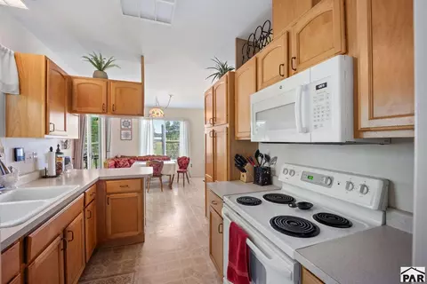 Kitchen - 8695 Pine Dr, Beulah, CO 81023 photo 8 of 11