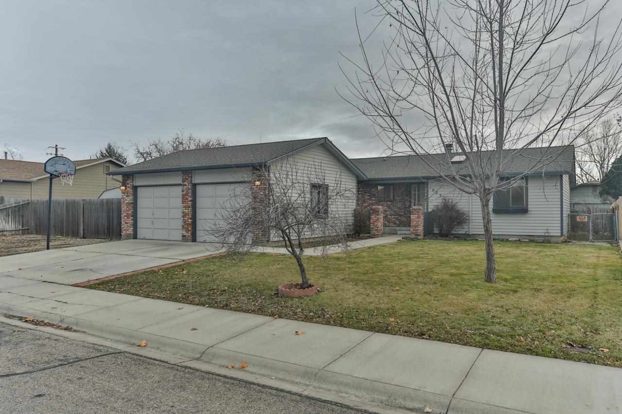 1023 E Willowbrook Dr, Meridian, ID 83646 photo 1
