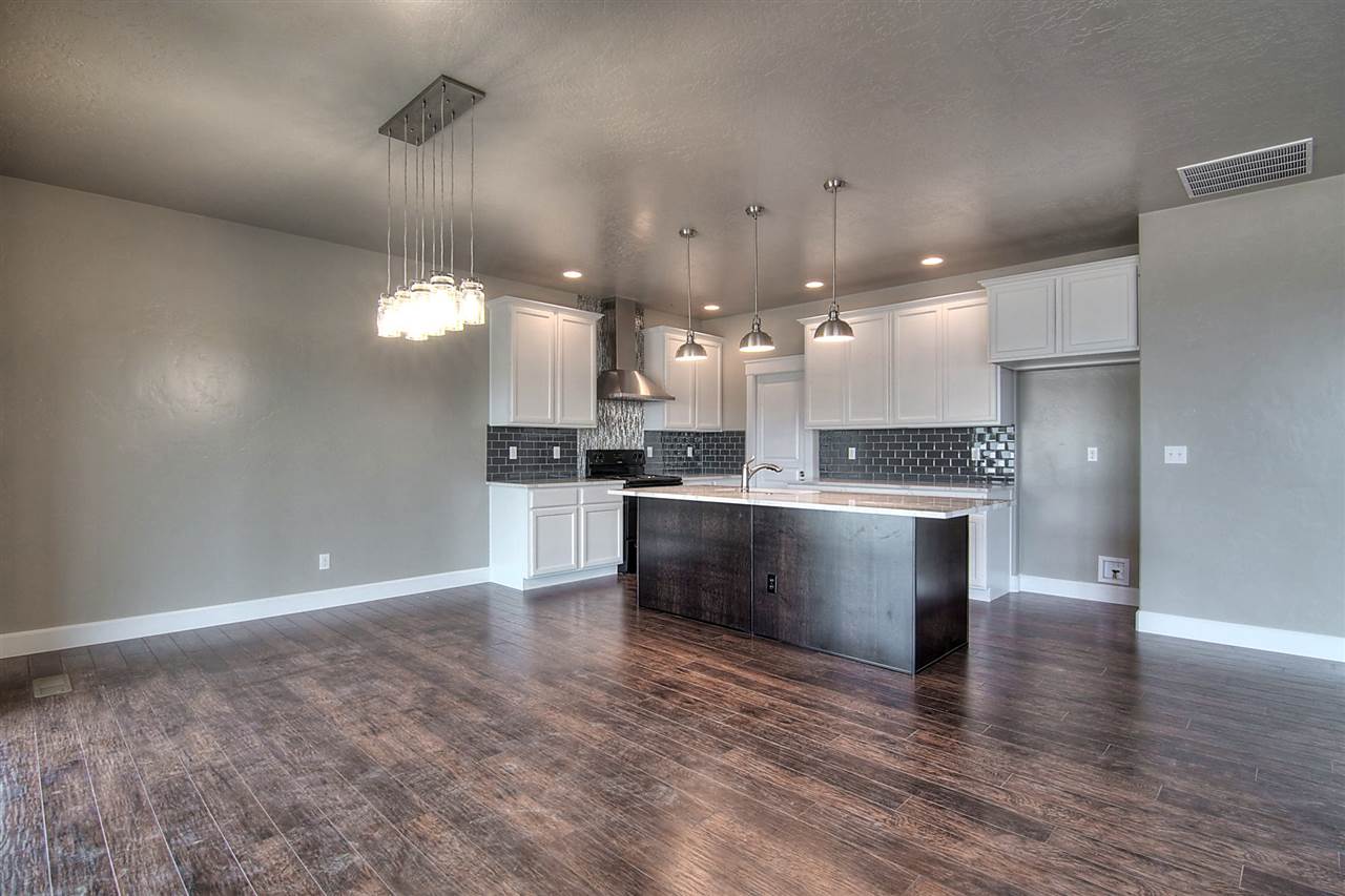 702 S Weston Creek Loop, Nampa, ID 83686 photo 1