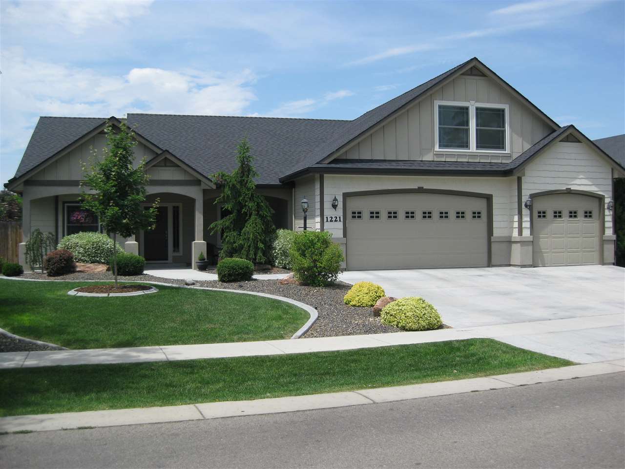 1221 S Whitewater Dr, Nampa, ID 83686 photo 1
