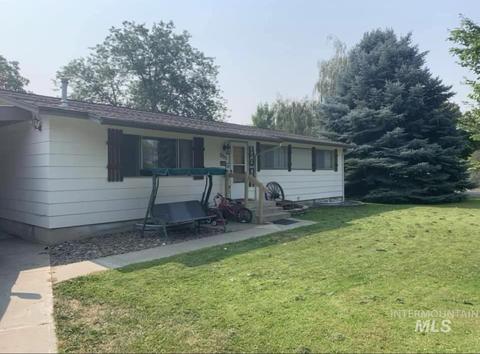 806 Oregon St, Gooding, ID 83330 photo 1