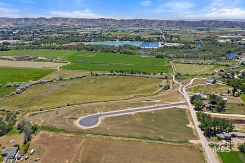 1990 Moonlight Ln, Emmett, ID 83617