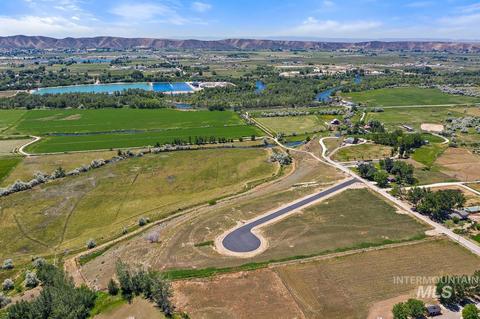 1979 Moonlight Ln, Emmett, ID 83617