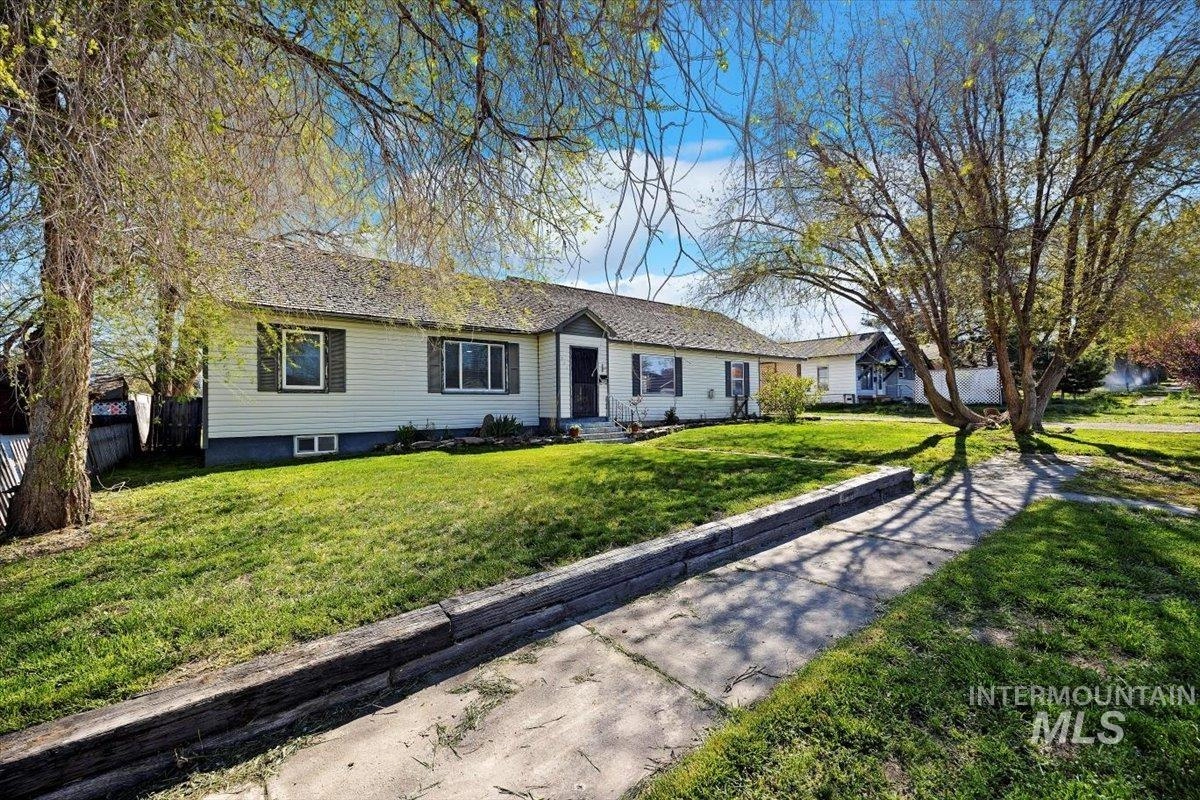 220 14TH AVE N