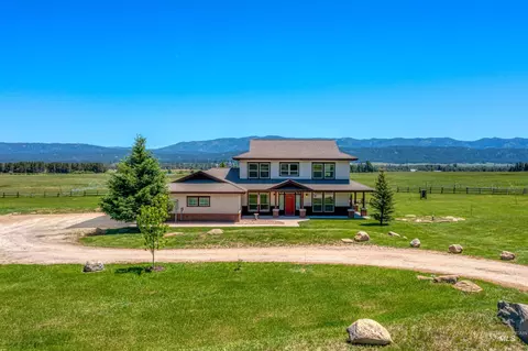 Exterior - 610 Cabarton Rd, Cascade, ID 83611 photo 6 of 12