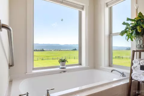 Bath - 610 Cabarton Rd, Cascade, ID 83611 photo 4 of 6