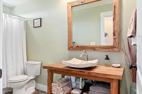 Bath - 610 Cabarton Rd, Cascade, ID 83611 photo 1 of 6