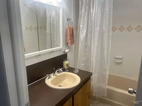 Bath - 928 S Buchanan St, Jerome, ID 83338 photo 1 of 1