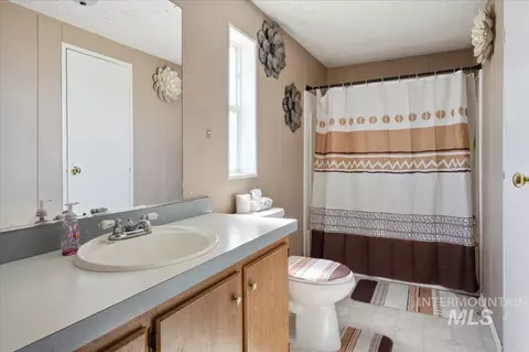 Bath - 15741 Willis Rd, Caldwell, ID 83607 photo 1 of 3