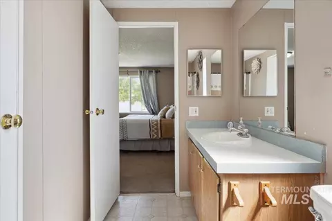 Bath - 15741 Willis Rd, Caldwell, ID 83607 photo 3 of 3