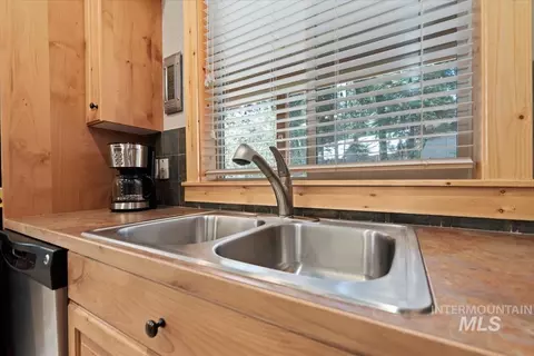 Kitchen - 23 Waterline Ln, Cascade, ID 83611 photo 4 of 4