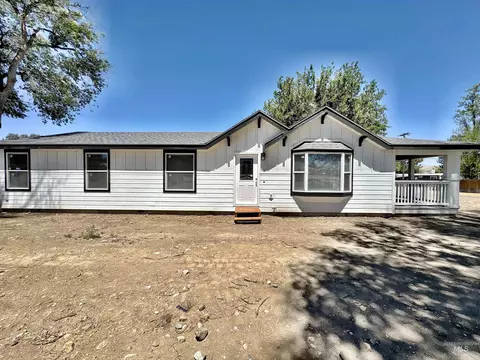 320 E Arthur Ave, Glenns Ferry, ID 83623