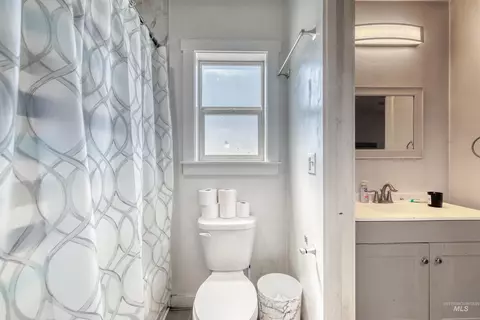 Bath - 112 E Main St, Nyssa, OR 97913 photo 4 of 5