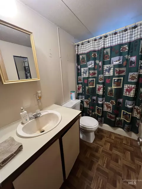 Bath - 23743 Stephen Ln, Parma, ID 83660 photo 1 of 3