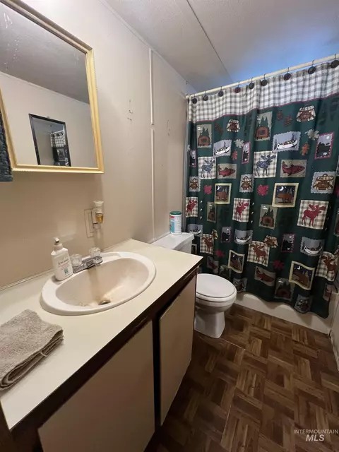 Bath - 23743 Stephen Ln, Parma, ID 83660 photo 2 of 3