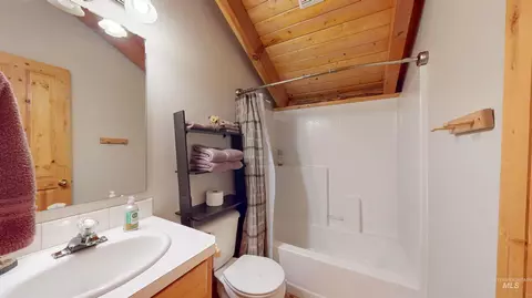 Bath - 1314 River Rd, Buhl, ID 83316 photo 5 of 6