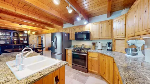 Kitchen - 1314 River Rd, Buhl, ID 83316 photo 2 of 2