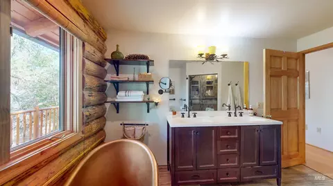 Bath - 1314 River Rd, Buhl, ID 83316 photo 2 of 6
