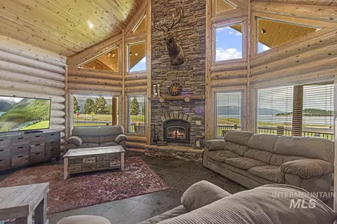 Living - 135 Par Dr, Cascade, ID 83611 photo 2 of 3